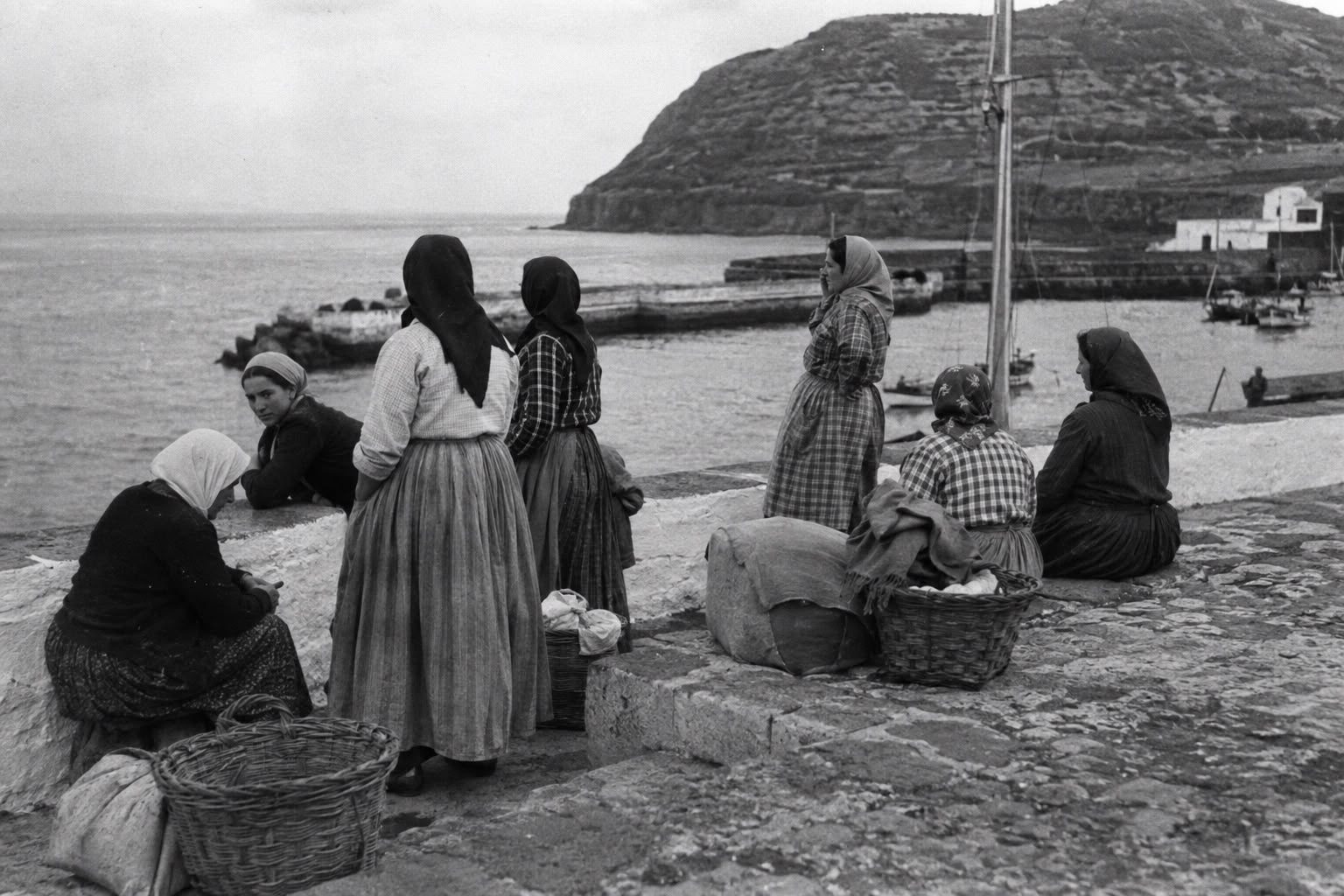 Fotografia histórica de mulheres no cais, Açores
